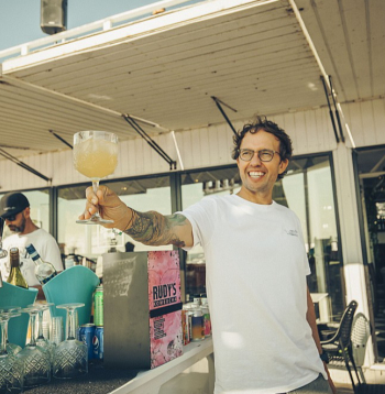 "Lai parādītu, uz ko uzņēmums "Rudy’s Kombucha" ir spējīgs, esam taisījuši arī alkoholisko kombuču no marinēto gurķu sulas," teic uzņēmuma "Rudy’s Brewing Co" līdzīpašnieks Edgars Elbergs, atzīstot, ka iespējas eksperimentēt ar dažādām garšām ir ļoti plašas.