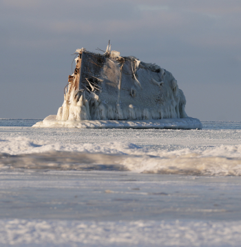 Avarējušā dzelzsbetona kuģa "Lady Cotlin" vraks Mangaļsalas pludmalē.