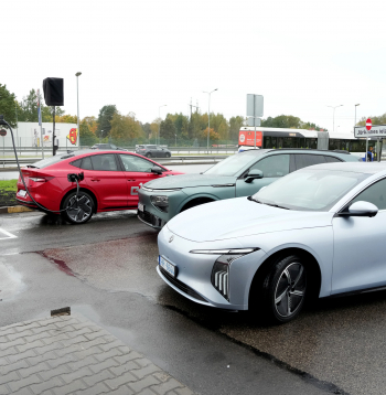 Elektroauto uzlādes tīkls "Viada" degvielas uzpildes stacijā.
