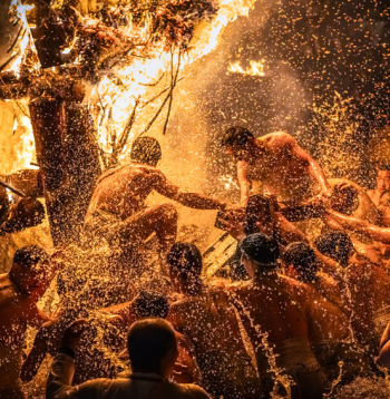 Dzīvīgais Abare festivāls — vīri lec upē, kamēr liesmo lāpas; šie ir tradicionāli svētki, kas Japānas Noto reģionā tiek nodoti no paaudzes paaudzē jau vairāk nekā trīs gadsimtus.

