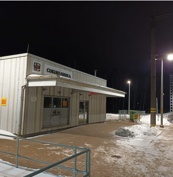 "Cukurfabrikā" bija neliela, omulīga uzgaidāmā telpa, kas taupības nolūkos slēgta, un tagad jebkuros laika apstākļos vilciens jāgaida uz perona. Biļešu kases logs ciet, arī uzgaidāmās telpas durvis.