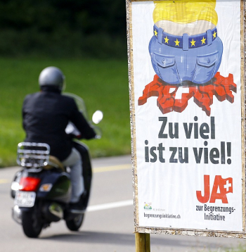 Konservatīvā Šveices Tautas partija ne pirmo gadu cīnās pret darbaspēka ieplūšanu no ES valstīm. "Par daudz ir par daudz! Jā ierobežošanas iniciatīvai!" vēsta plakāts.