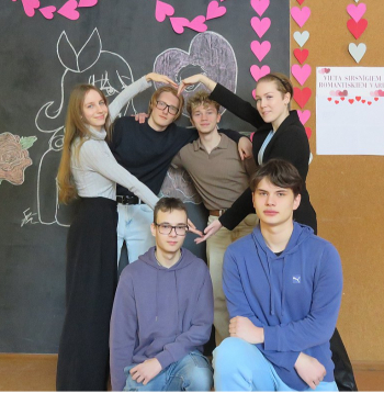 Jēkabpils Tehnoloģiju tehnikuma audzēkņi – priekšplānā no kreisās Niks Kulakovs un Aleksis Ikaunieks, aizmugurē (no kreisās) Gabriela Sutiņa-Zutiņa, Rinalds Bogotais, Nils Paško un Anastasija Veselova.