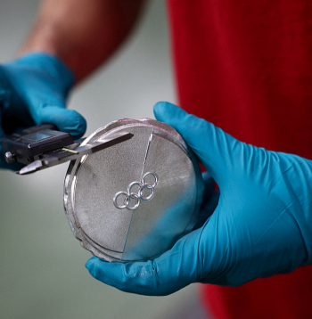 Valstij nāksies atvērt maciņu arī sportistu prēmēšanai par viņu sasniegumiem olimpiskajās spēlēs. Ministru kabineta noteikumi paredz, ka par sudraba medaļu pienāktos līdz 85 372 eiro liela prēmija, bet par bronzu var cerēt uz 56 915 eiro lielu atlīdzību. Naudas balvas tiek piešķirtas arī par ceturto, piekto un sesto vietu. Attēlā: darbinieks pārbauda Itālijas kaltuvē Romā izgatavoto Milānas un Kortīnas ziemas olimpisko spēļu medaļu.