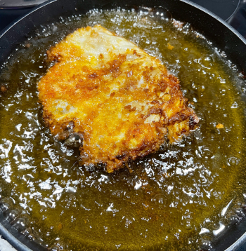 Kabatiņas cep karstā eļļā, līdz tās kļūst zeltaini brūnas no visām pusēm.