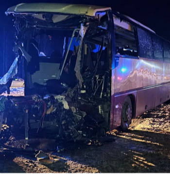 Autobusa priekšgals negadījumā sadragāts, smagi cieta autobusa šoferis, kurš kopā ar sēdekli ietriekts salonā...