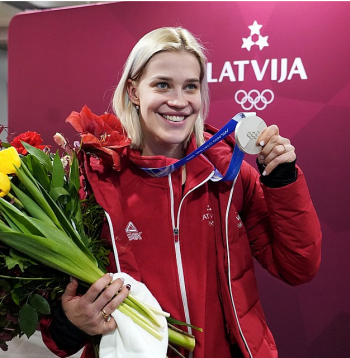 Ar olimpisko sudrabu Elīnu Ievu Botu sveica Rīgas lidostā un īpaši sirsnīgi – dzimtajā Siguldā.