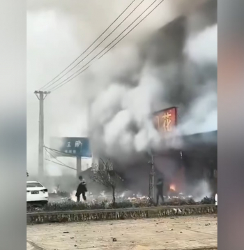 Ugunsgrēks pirotehnikas veikalā Ķīnā.