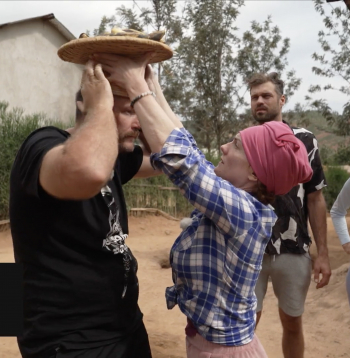 "Četri uz koferiem" iemēģina spēkus banānu nešanā uz galvas.