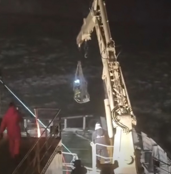 Ledlauža "Varma" komanda izglābj uz dreifējoša ledus gabala jūrā iepūstus cilvēkus.