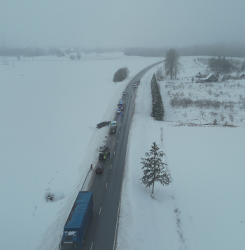 Traģiskā avārija uz Ventspils šosejas pērnā gada sākumā, kurā cieta Ventspils Mūzikas vidusskolas kora “Nošu planēta” jaunieši. Viņu diriģente gāja bojā notikuma vietā, bet vēlāk slimnīcā izdzisa arī vienas kora dziedātājas un šofera dzīvība.