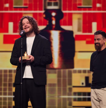 Matīss Kaža un Rihards Zaļupe balvas "Kilograms kultūras 2025" laureātu sveikšanas ceremonijā.