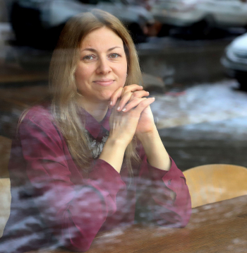 “Rakstot šo grāmatu, domāju – kurš to vispār gribēs lasīt, kam tā
būs svarīga,” par savu jaunāko darbu “Tēvs” saka rakstniece Inga Žoude. Taču tie, kas izlasījuši, zina, cik vispārcilvēciski
svarīgas un sāpīgas tēmas slēpj lekni sarkanās neļķu galviņas uz vāka.