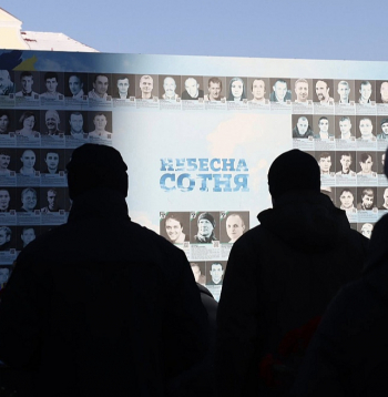 Karā pret Krieviju bojā gājuši vairāk nekā simt tūkstoši Ukrainas bruņoto spēku karavīru, ievainoto ir vēl daudz vairāk. Šajās dienās Ukrainā piemin arī Eiromaidanā 2014. gada 20. februārī bojāgājušos – attēlā piemiņas pasākums pie memoriāla "Nebesna sotņa" ("Debesu simts").