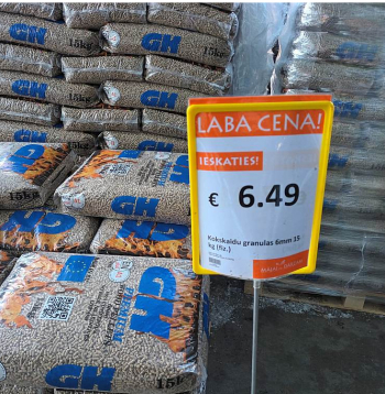 Kokskaidu granulu ažiotāža un arī cenas pamazām krītas. Atsevišķos veikalos granulas bija nopērkamas arī aizvadītās svētdienas vakarā.