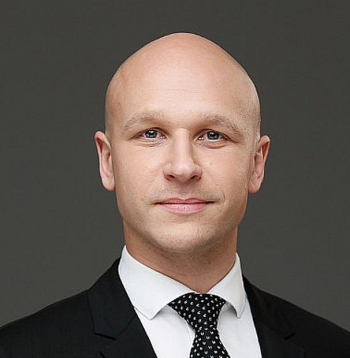 Māris Sīklis, "Ignitis ON" elektromobilitātes vadītājs Latvijā: "Uzlādes staciju izvietošana pie mazumtirdzniecības veikaliem un tirdzniecības centriem ir izplatīta prakse daudzviet Eiropā."