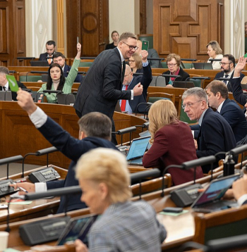 Grūti saskaitīt, cik reizes opozīcija 14. Saeimā ierosinājusi kāda ministra atbrīvošanu no amata un cik reizes noticis deputātu balsojums par demisijas prasīšanu. Nevienā iepriekšējā sasaukumā šis parlamentārās darbības instruments nav izmantots tik bieži kā šajā Saeimā.
