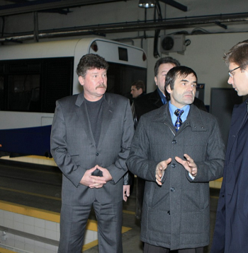 2011. gada 14. novembris. Toreizējais "Rīgas satiksmes" valdes priekšsēdētājs Leons Bemhens (no kreisās), "Rīgas satiksmes" tehniskā atbalsta direktors Ingvars Šnikvalds un toreizējais Rīgas domes priekšsēdētājs Nils Ušakovs uzņēmuma "Rīgas satiksme" 7. autobusu parkā.
