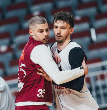 Kristera Zorika (no labās) un Kristapa Ķilpa "deja" Latvijas izlases treniņā, gatavojoties svarīgajām spēlēm pret Poliju.