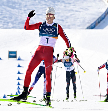 Milānas–Kortīnas olimpisko spēļu vīriešu distanču slēpošanas sacensību ierastākais skats – norvēģis Johanness Klēbo finišē priekšā visiem pārējiem.