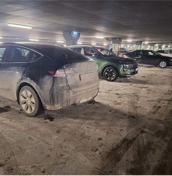 Reģistrācijas numurzīmei jābūt salasāmai vismaz 20 metru attālumā, taču šķīdonī ar to "nokrāmēties" daudziem laika neatliek.