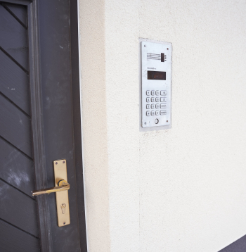 Daudzdzīvokļu nama durvis. Ilustratīvs attēls.