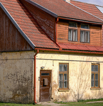 Lai atjaunotu vēsturisku mūra ēku, svarīgi novērst iespējamos bojājumu cēloņus un izvēlēties atbilstīgus materiālus. 