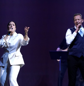 Dziedātāji Aija Vītoliņa un Zigfrīds Muktupāvels uzstājas fonda "Uzņēmēji mieram" organizētā Ukrainas atbalstam veltītā koncertā "Palīdzi izvest Ukrainas aizstāvjus no nāves" Latvijas Nacionālajā operā un baletā.