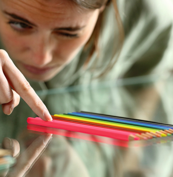 Par problēmu var liecināt pārmērīga vēlme izkārtot priekšmetus noteiktā veidā: simetriski, pēc krāsām, lieluma, skaita vai citiem kritērijiem. Tiek veltīts daudz laika, lai perfekti izkārtotu, piemēram, rakstāmpiederumus uz galda.