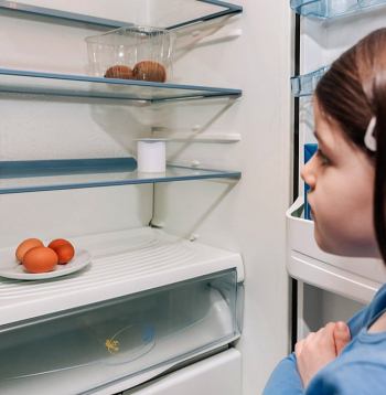 Cilvēku uzskata par pakļautu dziļai materiālai un sociālai nenodrošinātībai, ja viņš nevar atļauties vismaz septiņas no 13 pamatvajadzībām, tostarp segt komunālos maksājumus, īri, ēst gaļu katru otro dienu u.tml.