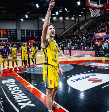 Mareks Mejeris teic paldies "Stal" faniem par atbalstu. Pēdējos gados viņam palaimējies nokļūt pilsētās, kur mīl basketbolu, tā tas ir arī Ostruvā Lielpolijā.