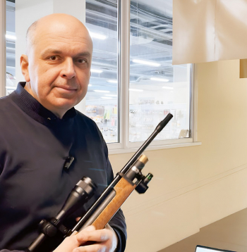 Pieredzējušais sporta šāvējs Agnis Dombrovics. Pieredzējušais sporta šāvējs Agnis Dombrovics.