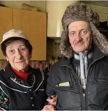 Ilga Vanuška Gulbenē jau 18 gadus pēc savas iniciatīvas vāra zupu un izdala to visiem, kuri lūdz. Viņai palīdz audžudēls Roberts. Ilga Vanuška Gulbenē jau 18 gadus pēc savas iniciatīvas vāra zupu un izdala to visiem, kuri lūdz. Viņai palīdz audžudēls Roberts.