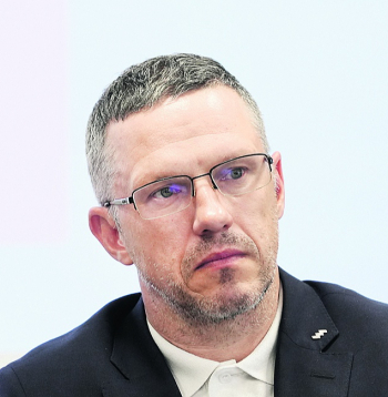 "Sadales tīkla" valdes priekšsēdētājs Sandis Jansons: ""Sadales tīkls" ar Eiropas Savienības (ES) fondu atbalstu līdz 2030. gadam plāno palielināt lietotājiem pieejamo elektroenerģijas jaudu Latvijas attīstības centros par aptuveni 200 megavatiem. Ar 200 MW būtu iespējams nodrošināt aptuveni pusi no visai Latvijai nepieciešamās jaudas vasaras mēnešos, kā arī nodrošināt vēl 50 000 mājsaimniecības ar nepieciešamo pieslēguma jaudu vai nodrošināt jaudu aptuveni 40 datu centriem vai 100 vidēja izmēra ražotnēm." "Sadales tīkla" valdes priekšsēdētājs Sandis Jansons: ""Sadales tīkls" ar Eiropas Savienības (ES) fondu atbalstu līdz 2030. gadam plāno palielināt lietotājiem pieejamo elektroenerģijas jaudu Latvijas attīstības centros par aptuveni 200 megavatiem. Ar 200 MW būtu iespējams nodrošināt aptuveni pusi no visai Latvijai nepieciešamās jaudas vasaras mēnešos, kā arī nodrošināt vēl 50 000 mājsaimniecības ar nepieciešamo pieslēguma jaudu vai nodrošināt jaudu aptuveni 40 datu centriem vai 100 vidēja izmēra ražotnēm."