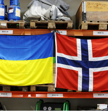 Ukrainas karavīri izvietojuši savu karogu blakus Norvēģijas karogam darbnīcā, kur notiek apmācības.