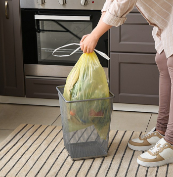 Lai arī Latvija ir starp tām Eiropas valstīm, kurām atkritumu apsaimniekošana veicas labi, darāmā vēl pietiek – nākamais solis ir paplašināt dalīto vākšanu, attīstīt tehnoloģijas un iesaistīt sabiedrību vēl aktīvākā šķirošanā. Lai arī Latvija ir starp tām Eiropas valstīm, kurām atkritumu apsaimniekošana veicas labi, darāmā vēl pietiek – nākamais solis ir paplašināt dalīto vākšanu, attīstīt tehnoloģijas un iesaistīt sabiedrību vēl aktīvākā šķirošanā.