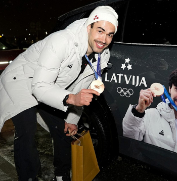 Olimpiskais medaļnieks Roberts Krūzbergs pozē pie mašīnas ar olimpiskā medaļnieka bildi uz tās. Šorttrekists atzīst, ka tik lielu uzmanību no apkārtējiem izbauda pirmo reizi dzīvē. Olimpiskais medaļnieks Roberts Krūzbergs pozē pie mašīnas ar olimpiskā medaļnieka bildi uz tās. Šorttrekists atzīst, ka tik lielu uzmanību no apkārtējiem izbauda pirmo reizi dzīvē.