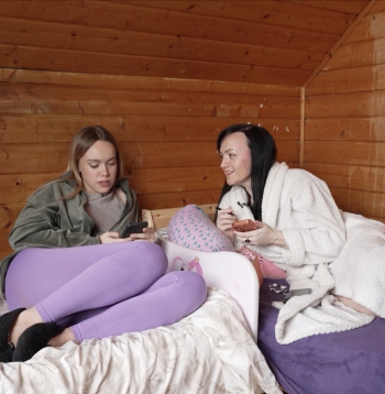 Estere ignorē mammas lūgumu piedalīties Bindru ģimenes rēķinu apmaksā. Estere ignorē mammas lūgumu piedalīties Bindru ģimenes rēķinu apmaksā.