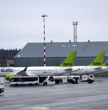 Latvijas nacionālās lidsabiedrības AS "Air Baltic Corporation" lidmašīnas starptautiskajā lidostā "Rīga".