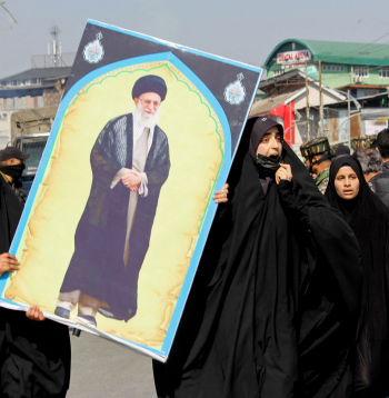 Šiītu musulmaņu demonstranti 2026. gada 2. martā Šrinagarā tur rokās Irānas mirušā augstākā līdera ajatollas Ali Hamenei portretu, kamēr pēc viņa nāves ASV un Izraēlas triecienos tika ieviesti ierobežojumi un notika protesti.