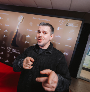 Mūziķi, slavenības un viesi pulcējas uz "Zelta mikrofons" jubilejas ceremoniju. Mūziķi, slavenības un viesi pulcējas uz "Zelta mikrofons" jubilejas ceremoniju.