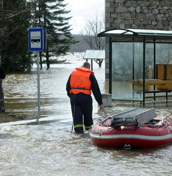 Pēdējos lielos palus un ar tiem saistītos plūdus Latvija ir piedzīvojusi 2013. gadā. Attēlā: glābēji Pļaviņās 2013. gada 19. aprīlī.