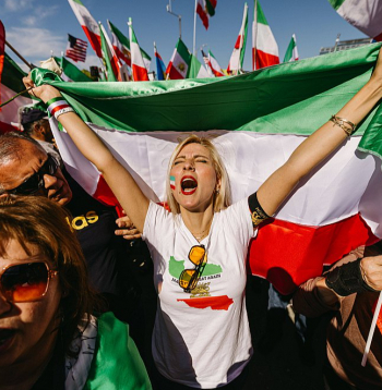 Irāņu diaspora Losandželosā svin ajatollas Alī Hāmeneī nāvi. Irānas valsts mediji oficiāli apstiprinājuši, ka augstākais līderis Hāmeneī sestdien gāja bojā ASV un Izraēlas triecienos Teherānai. Irāņu diaspora Losandželosā svin ajatollas Alī Hāmeneī nāvi. Irānas valsts mediji oficiāli apstiprinājuši, ka augstākais līderis Hāmeneī sestdien gāja bojā ASV un Izraēlas triecienos Teherānai.