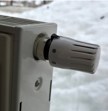 Šī termogalva jāregulē ar roku. Taču, lai to lietotu korekti, apkures sistēmai jābūt ierīkotai atbilstoši.