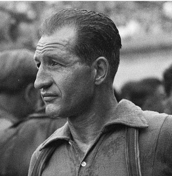 Riteņbraucējs ar boksera seju – sportista karjeru Džino Bartali noslēdza 40 gadu vecumā, bet mūžībā viņš devās 2000. gadā pēc sirdslēkmes.