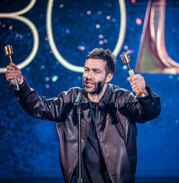 Fiņķis saņēma "Zelta mikrofonu" par labāko dziesmu un radio hitu. Fiņķis saņēma "Zelta mikrofonu" par labāko dziesmu un radio hitu.