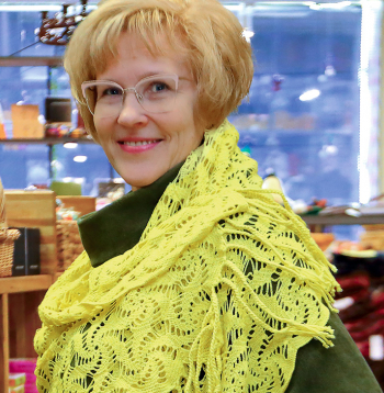 Šalle dzirnaviņu rakstā. Demonstrē Zinaida Arklone.