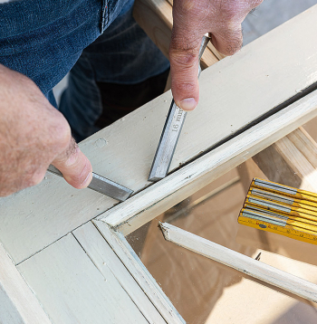 Ar koka līstītēm nostiprināts stikls.