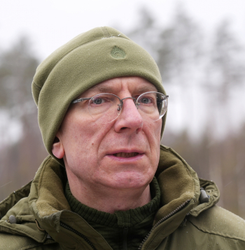 Valsts prezidents Edgars Rinkēvičs vizītes laikā Latvijas-Krievijas robežas posmā Liepnas niedrājos.