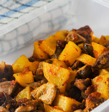 Vistu aknas ar kartupeļiem. Vistu aknas ar kartupeļiem.